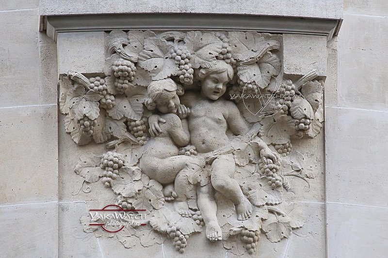 Les sculptures de façade sont signées Léon Binet et Paul Belmondo