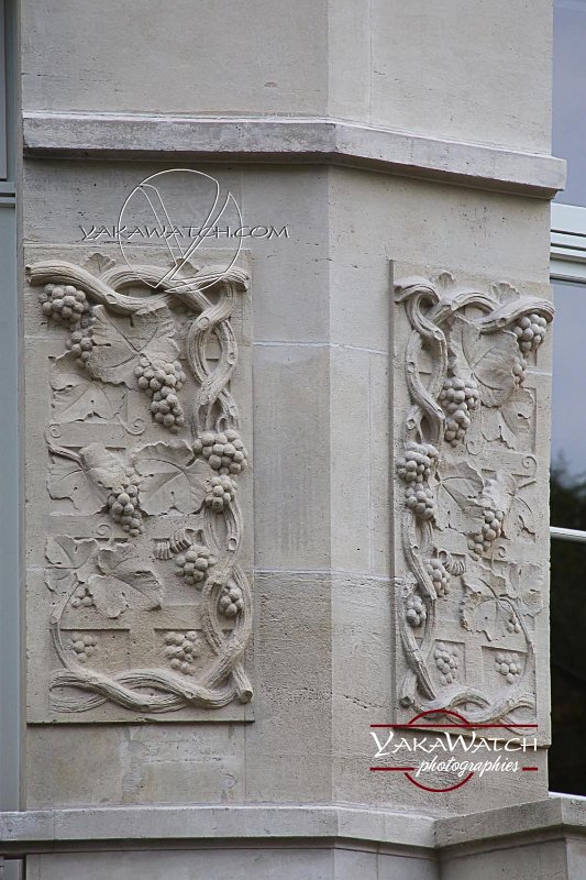 Les sculptures de façade sont signées Léon Binet et Paul Belmondo