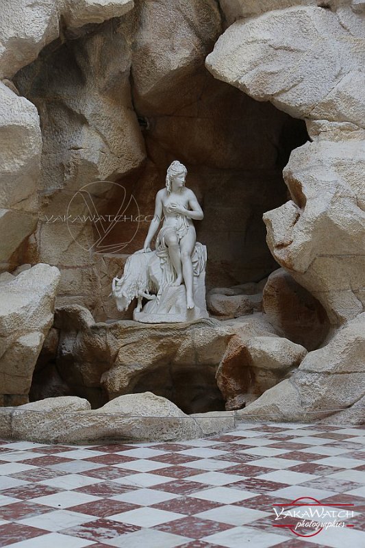 La grotte de la Laiterie de la Reine avec l'Amalthée au bain