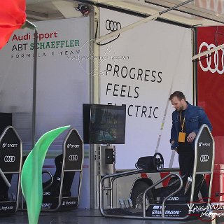 Sur le stand Audi, un simulateur de course