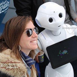 Sur le stand BMW, le robot Pepper, de SoftBank Robotics