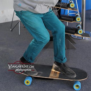Sur le stand Mellow Boards, présentation de skateboards électriques