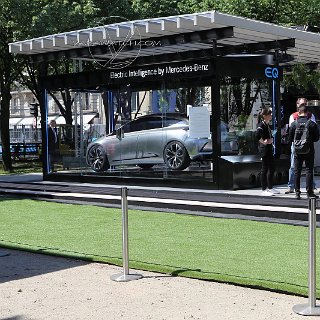Sur le stand Mercedes, présentation du Concept Car EQ