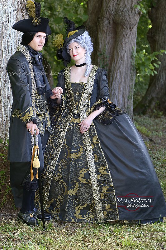 couple of costumed people in the woods of the chateau de Vaux-le-Vicomte